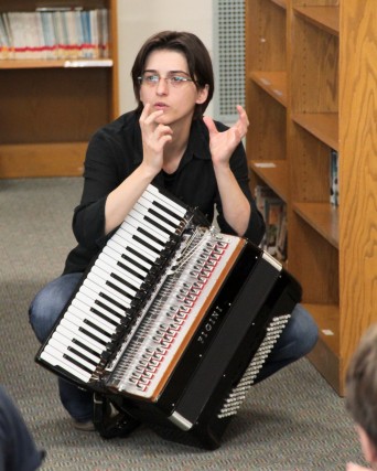Merima Kljuco explains the accordion during a Checkpoint KBK workshop (Photo: Lauren Bassing)